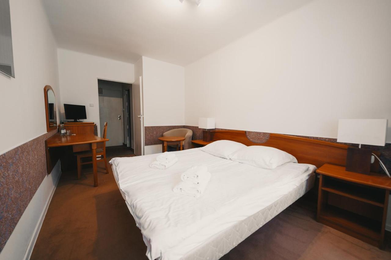 Elita Hotel & Restauracja Iwonicz-Zdroj Ngoại thất bức ảnh